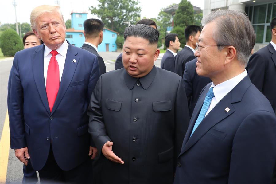 Trump e Kim Jong Un se reúnem e apertam as m?os em Panmunjom