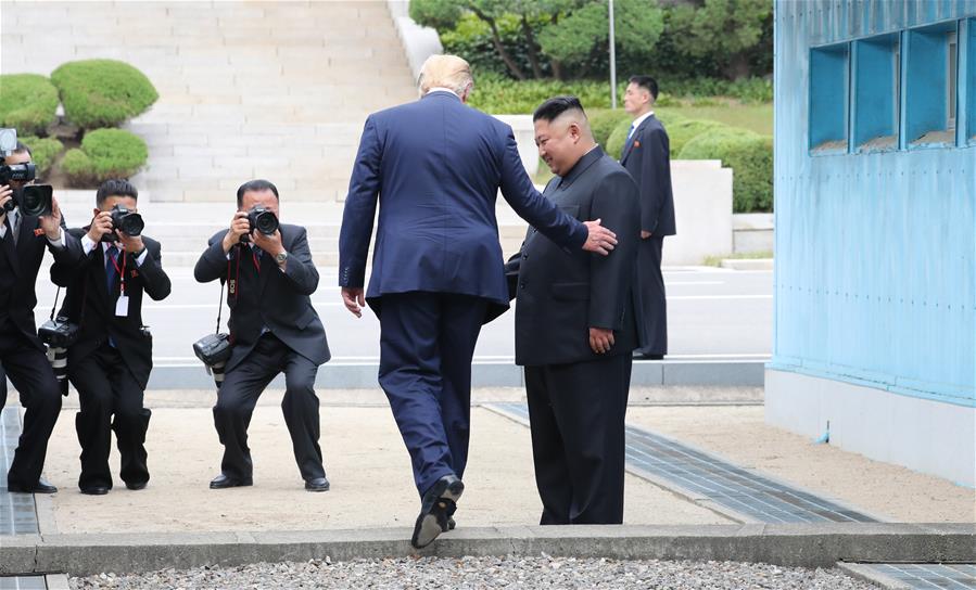 Trump e Kim Jong Un se reúnem e apertam as m?os em Panmunjom