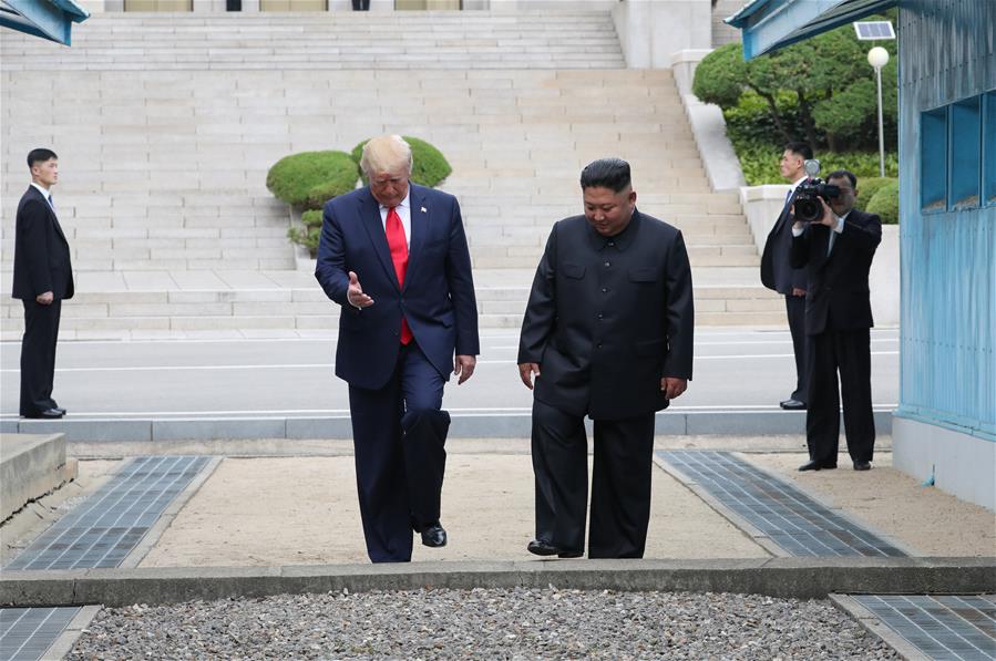 Trump e Kim Jong Un se reúnem e apertam as m?os em Panmunjom