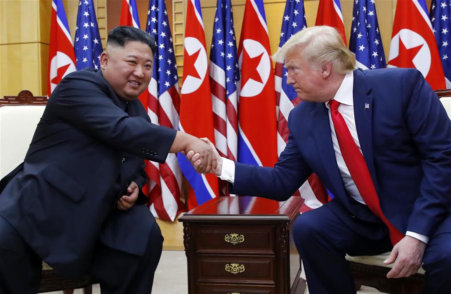 Trump e Kim Jong Un se reúnem e apertam as m?os em Panmunjom