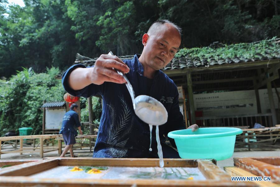Fabrica??o de papel tradicional em combina??o com a inova??o cultural