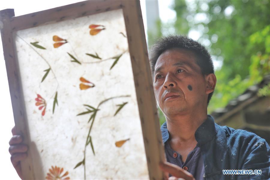 Fabrica??o de papel tradicional em combina??o com a inova??o cultural