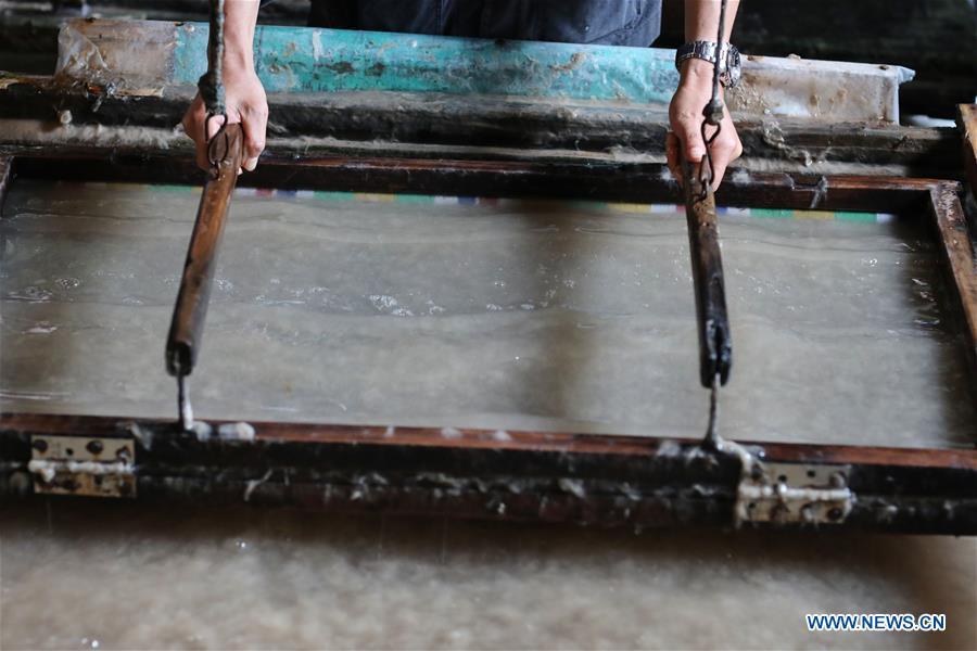 Fabrica??o de papel tradicional em combina??o com a inova??o cultural