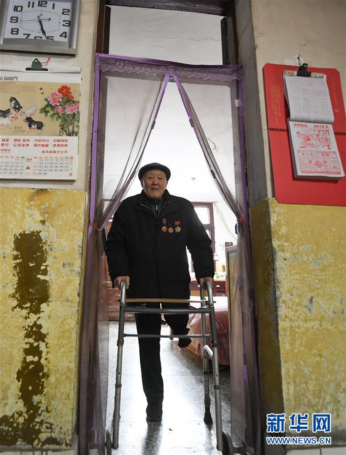 Autoridades pedem a membros do partido, funcionários e soldados que aprendam com herói de guerra