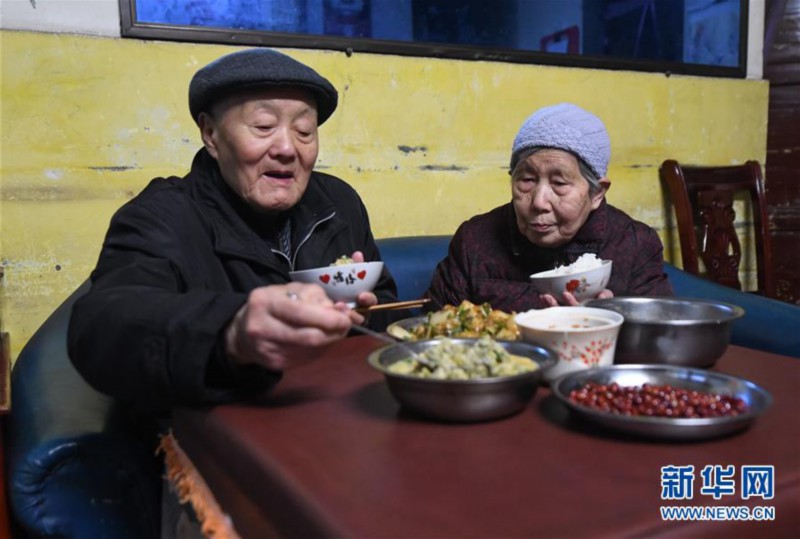 Autoridades pedem a membros do partido, funcionários e soldados que aprendam com herói de guerra