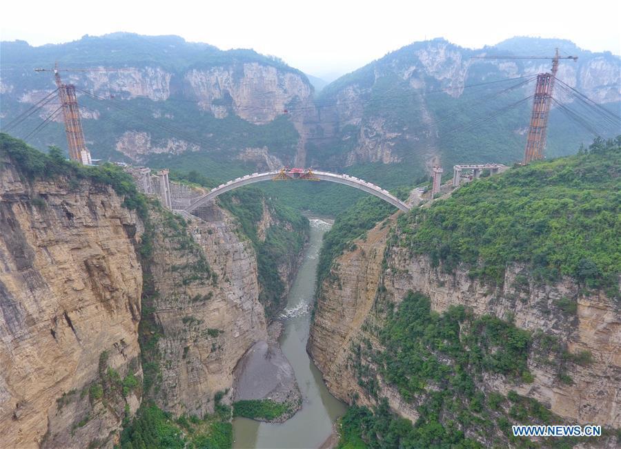 Arco principal de ponte transfronteiri?a selado no Sudoeste da China