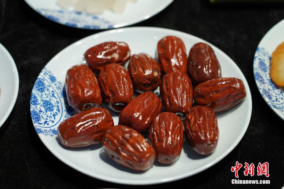 Insólito: Kunming realiza banquete com “refei??o de pedra”