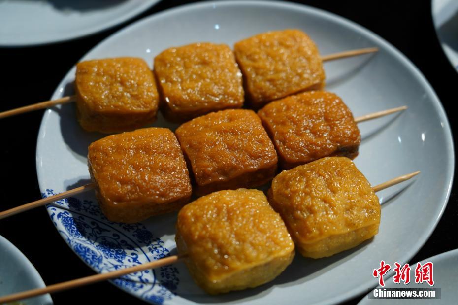 Insólito: Kunming realiza banquete com “refei??o de pedra”