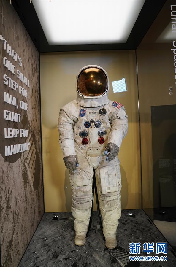Galeria: Traje espacial de Armstrong retorna ao público