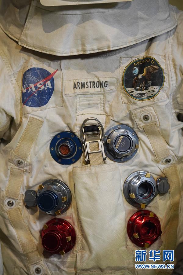 Galeria: Traje espacial de Armstrong retorna ao público
