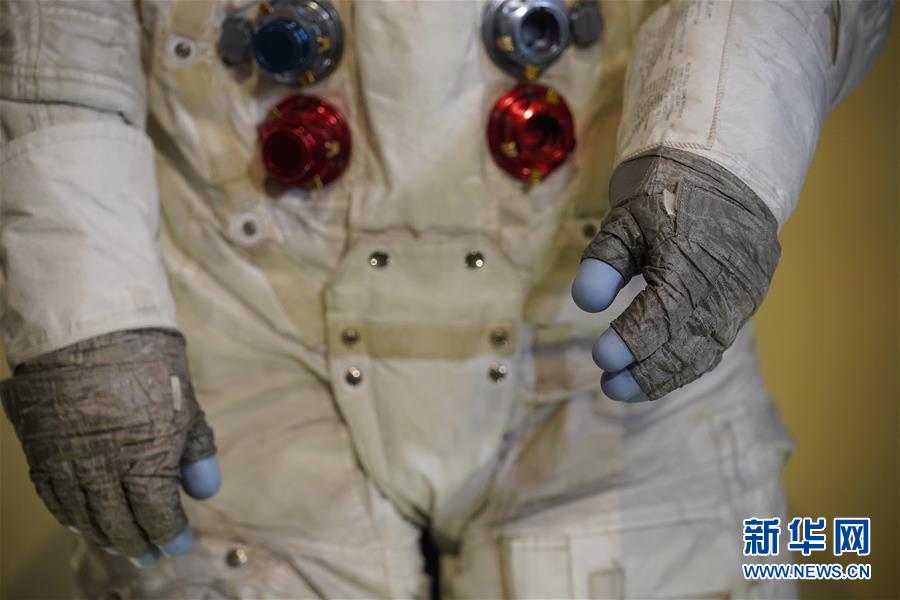 Galeria: Traje espacial de Armstrong retorna ao público