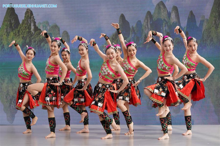 Pessoas do grupo étnico Yi marcam Festival Hualian (