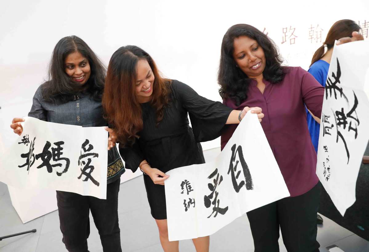 Autoridades de educa??o estrangeira tentam caligrafia em Beijing