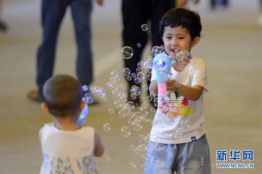 Mercados noturnos d?o vida a Turpan, Xinjiang