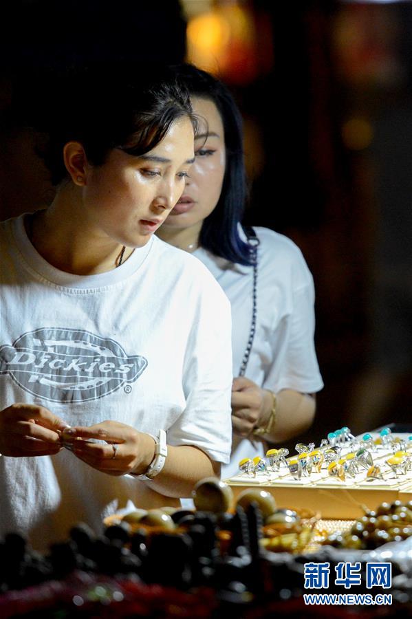 Mercados noturnos d?o vida a Turpan, Xinjiang