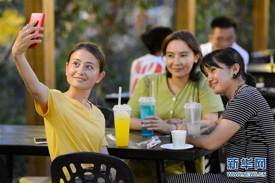 Mercados noturnos d?o vida a Turpan, Xinjiang