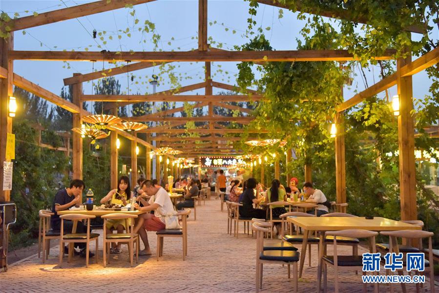 Mercados noturnos d?o vida a Turpan, Xinjiang