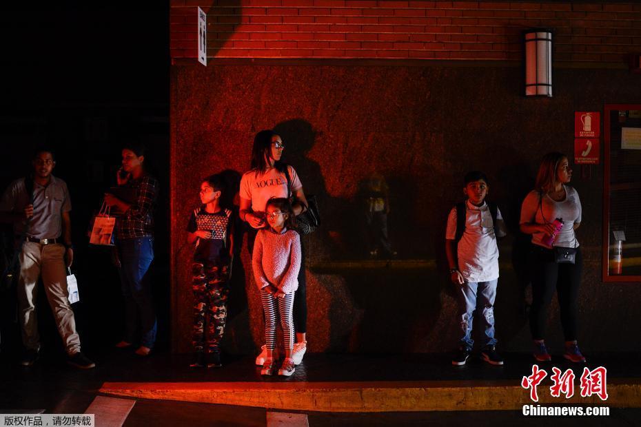 Apag?o atinge Venezuela e causa suspens?o do metr? de Caracas