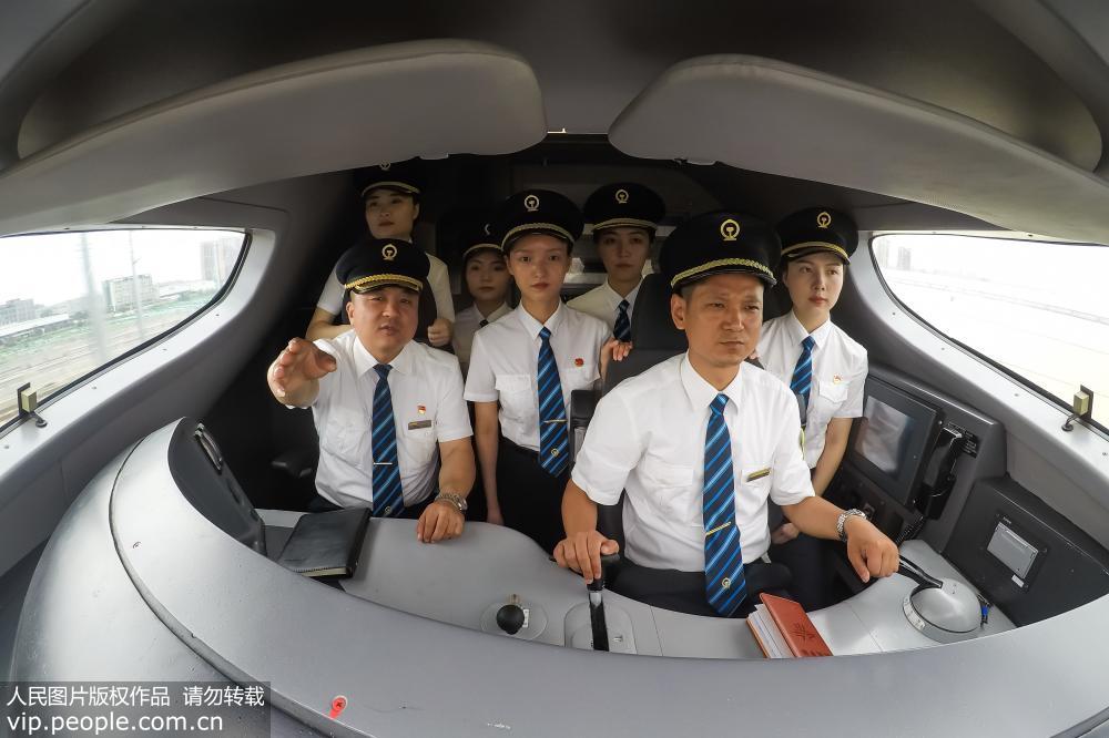 Galeria: Primeiras mulheres condutoras de trem bala participam em treinamento