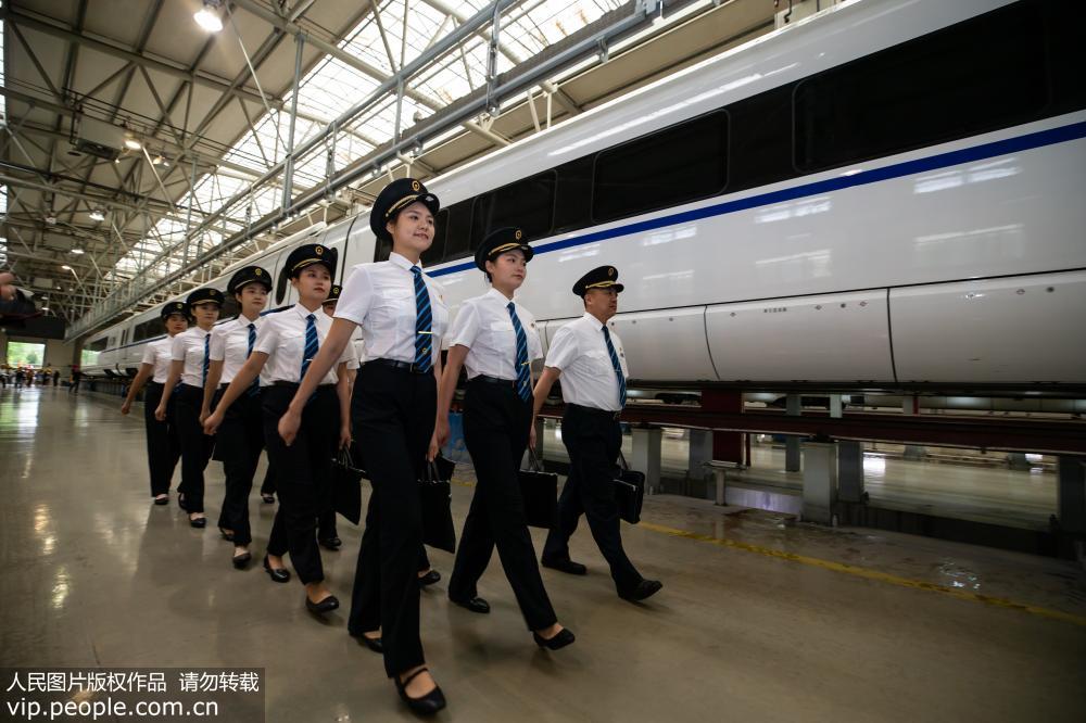 Galeria: Primeiras mulheres condutoras de trem bala participam em treinamento