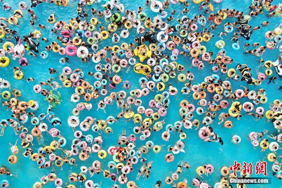 Habitantes de Nanjing acorrem em massa a espa?os aquáticos para combater o calor