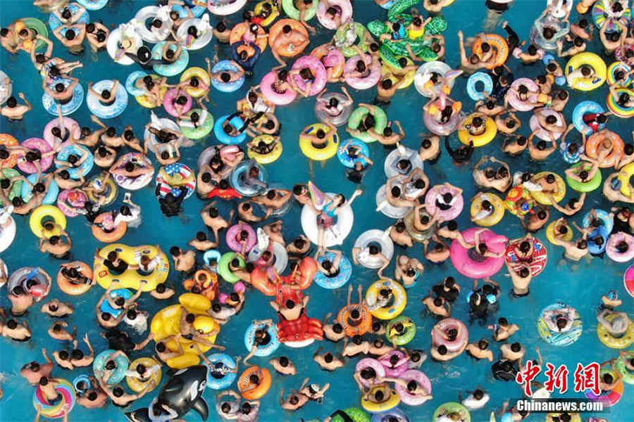 Habitantes de Nanjing acorrem em massa a espa?os aquáticos para combater o calor