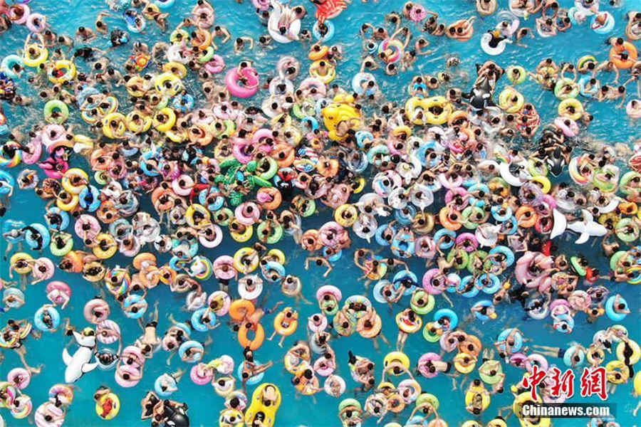 Habitantes de Nanjing acorrem em massa a espa?os aquáticos para combater o calor