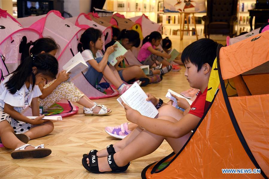 Qingdao: livraria mantém instala??es abertas durante a noite para promover hábitos de leitura