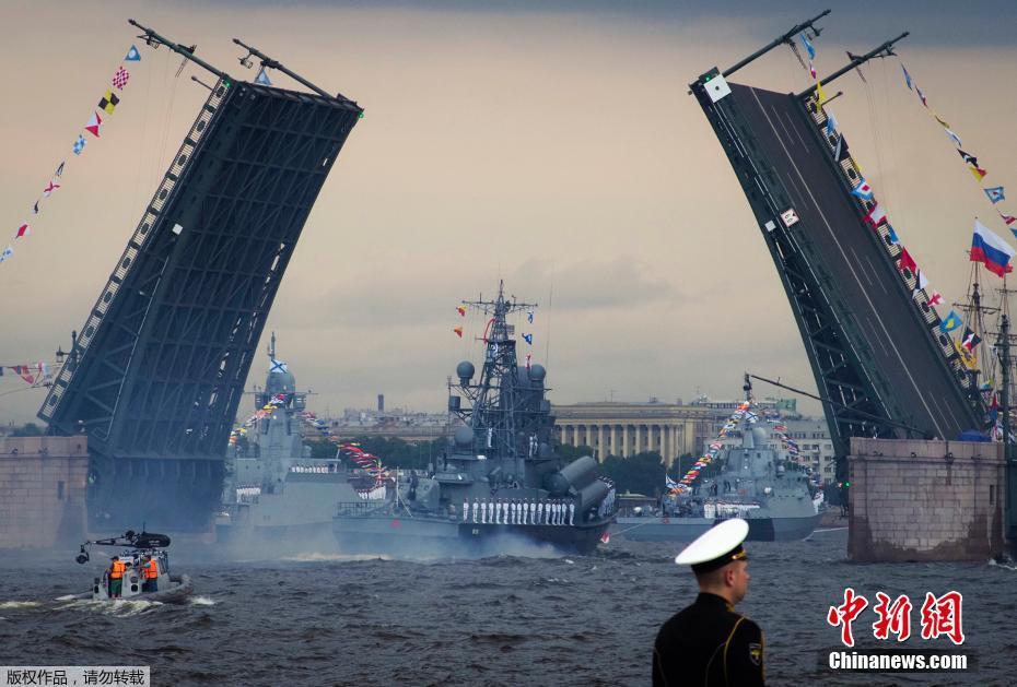 Rússia detém a celebra??o do dia da marinha com desfile naval