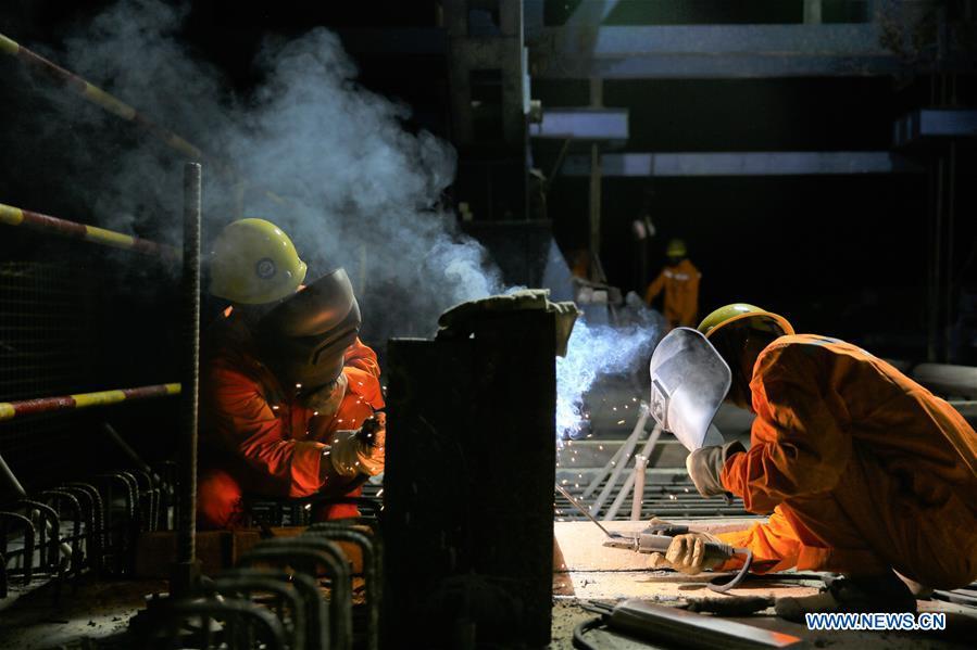 Se??o principal da ponte ferroviária China-Laos no rio Mekong concluída 