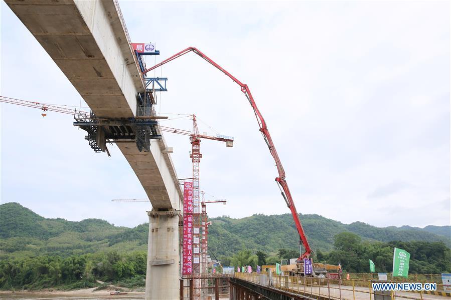 Se??o principal da ponte ferroviária China-Laos no rio Mekong concluída 