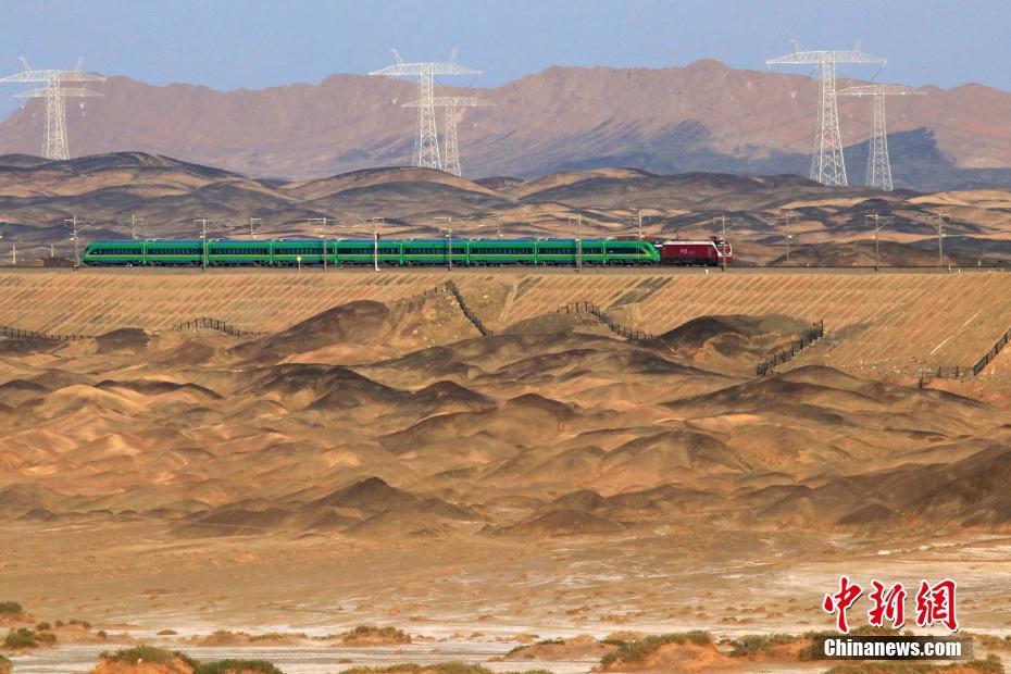 Xinjiang inaugura primeiro trem-bala “Fuxing”