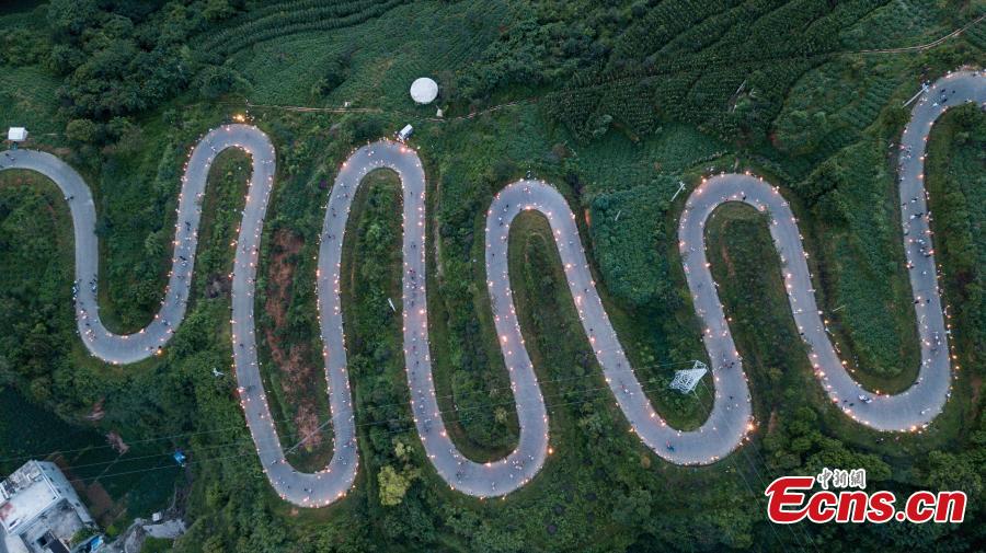 Yunnan: 1,300 pessoas celebram “Festival da Tocha”