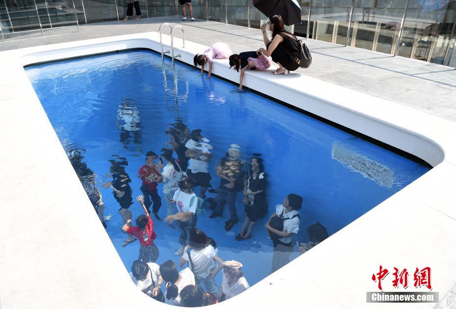 Exposi??o de artista argentino Leandro Erlich faz sucesso entre chineses