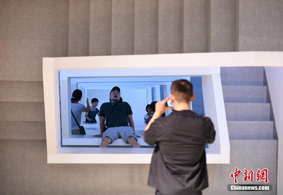 Exposi??o de artista argentino Leandro Erlich faz sucesso entre chineses