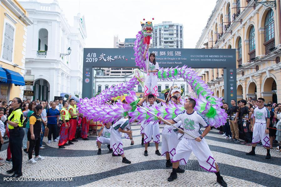 Desfile de dan?a do drag?o e le?o realizado em Macau como parte do desafio Wushu Masters 2019