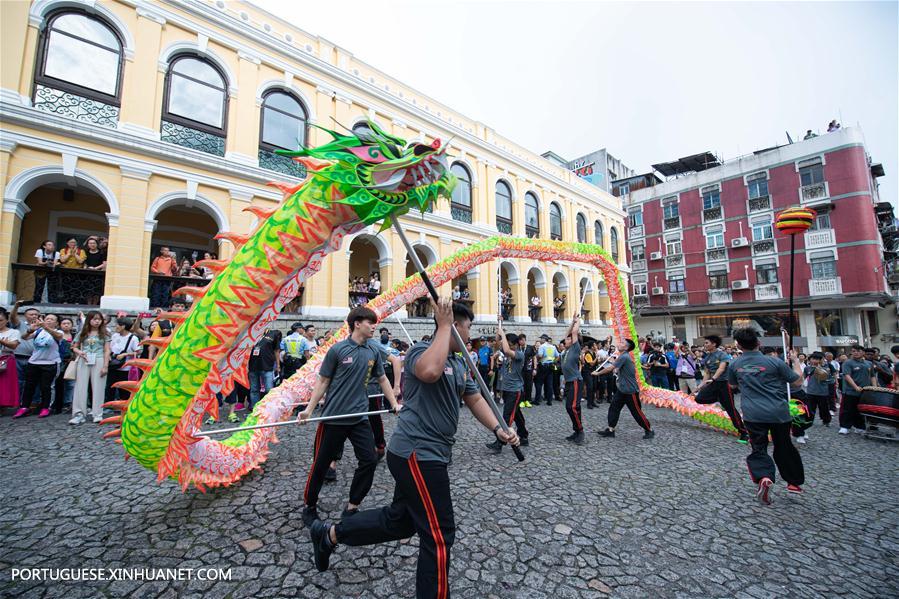 Desfile de dan?a do drag?o e le?o realizado em Macau como parte do desafio Wushu Masters 2019