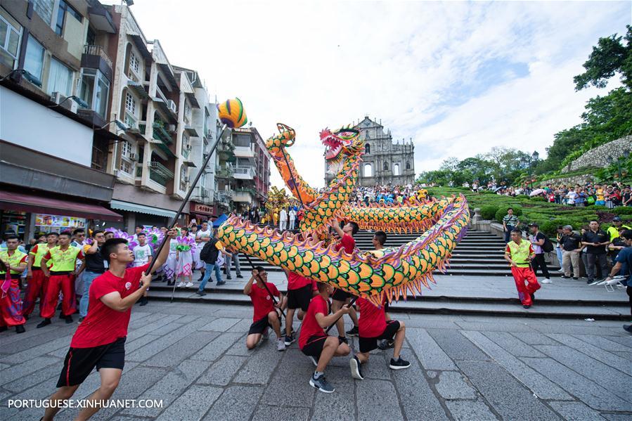 Desfile de dan?a do drag?o e le?o realizado em Macau como parte do desafio Wushu Masters 2019