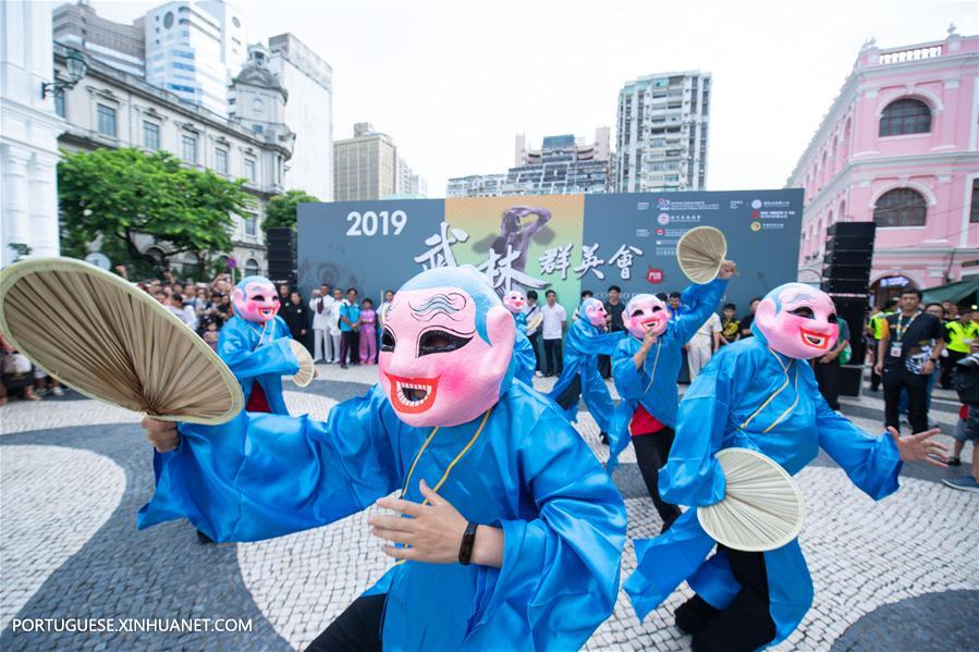 Desfile de dan?a do drag?o e le?o realizado em Macau como parte do desafio Wushu Masters 2019