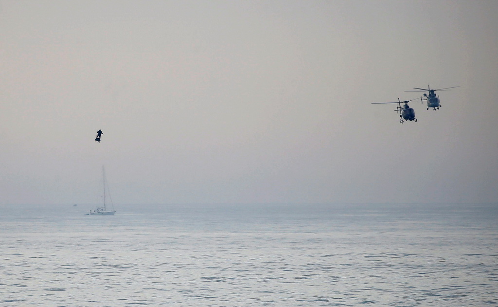 Francês atravessa com sucesso Canal da Mancha em prancha voadora