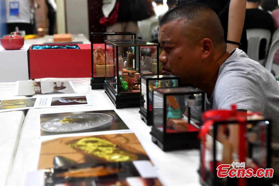 Miniatura de rato dourado mais pequena do mundo em exibi??o em Fuzhou