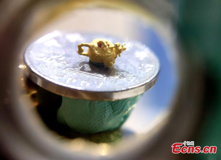 Miniatura de rato dourado mais pequena do mundo em exibi??o em Fuzhou