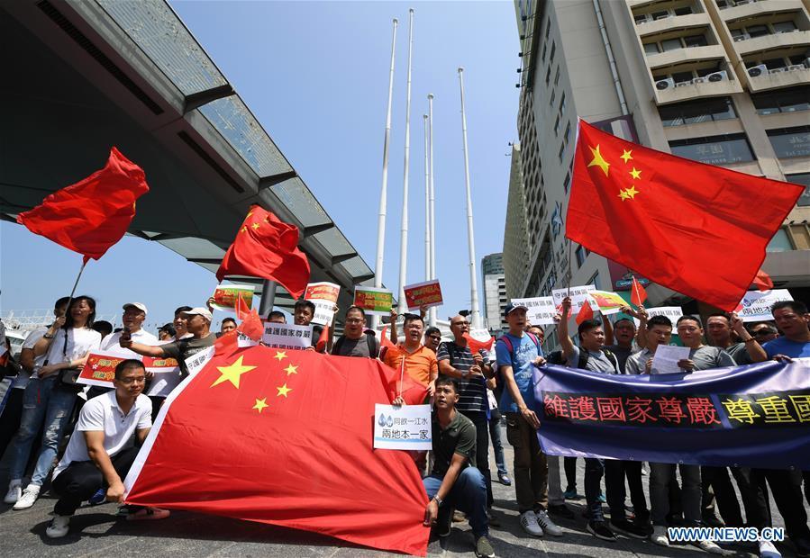 Residentes de Hong Kong reunidos em homenagem à bandeira nacional