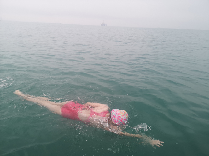 Menina atravessa a nado Estreito de Qiongzhou em 13 horas