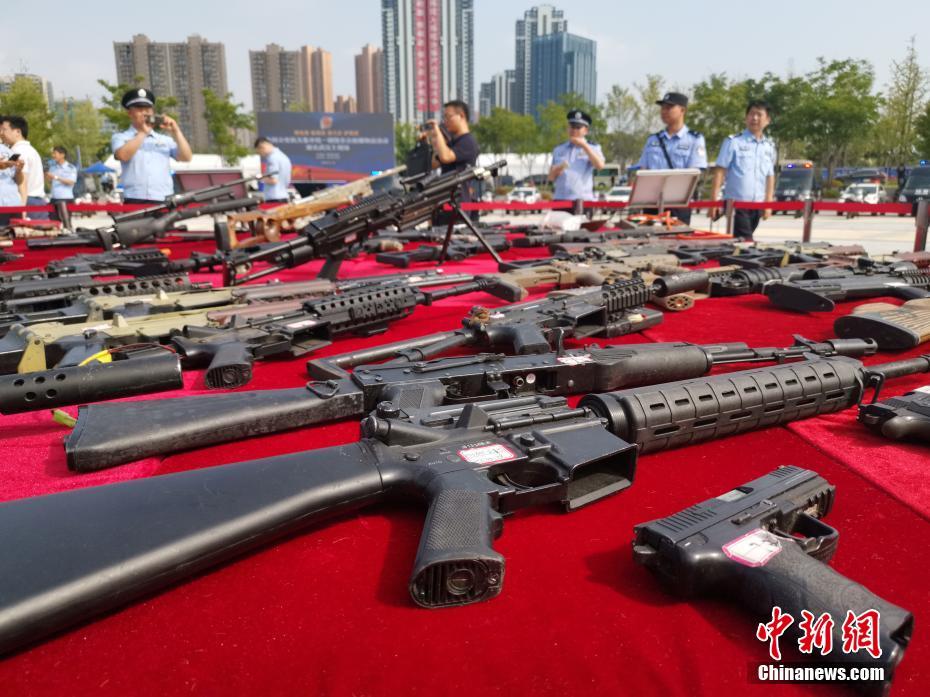 China: destrui??o simultanea de armas e explosivos ilegais em 154 cidades