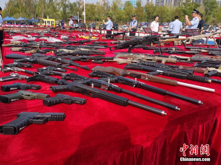 China: destrui??o simultanea de armas e explosivos ilegais em 154 cidades