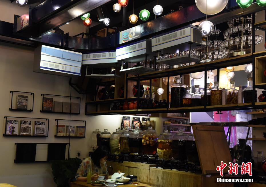 Chongqing: “metro ligeiro” serve pratos em restaurante