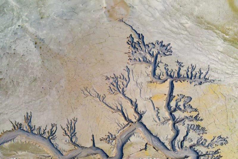 Leito pitoresco do rio Amarelo revelado