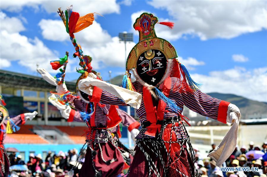 Artistas aprensentam ópera Tibetana no festival cultural no Tibete