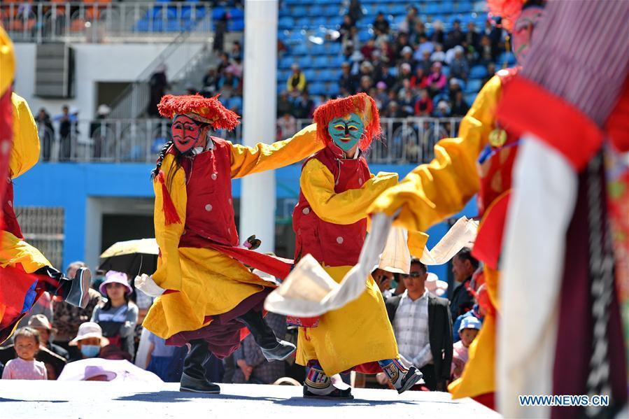 Artistas aprensentam ópera Tibetana no festival cultural no Tibete